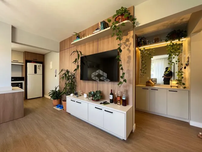 APARTAMENTO MOBILIADO E REFORMADO À VENDA NO CENTRO DE FLORIANÓPOLIS COM 2 QUARTOS E VISTA