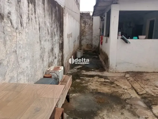 Casa residencial com 1 quarto disponível para venda no bairro Marta Helena em Uberlândia-M
