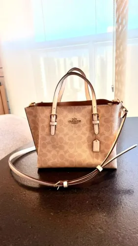 Bolsa Coach Mollie Tote 25 em canvas com estampa de monograma e acabamento claro.