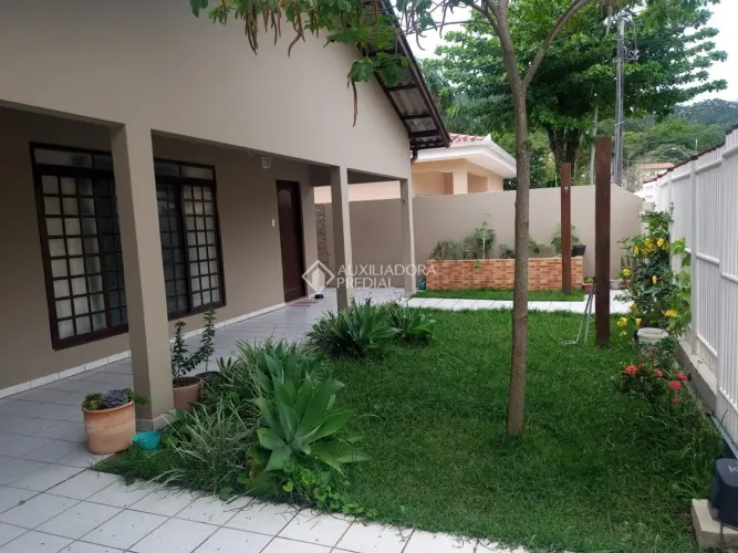 Casa 4 dormitórios em Canasvieiras, Florianópolis