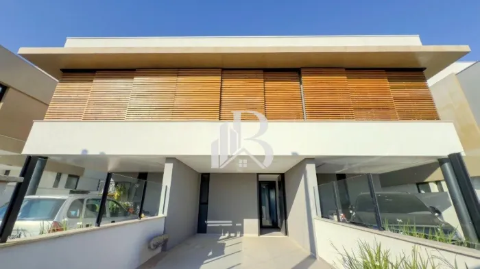 Casa com 145 m², 3 quartos sendo 1 suíte e 2 vagas no Campeche