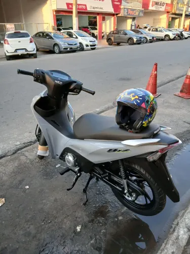Moto zera comprada ainda esse mes 195 km apenas