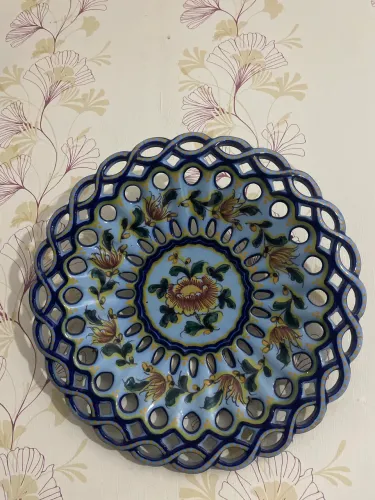 Prato de porcelana portuguesa rendado