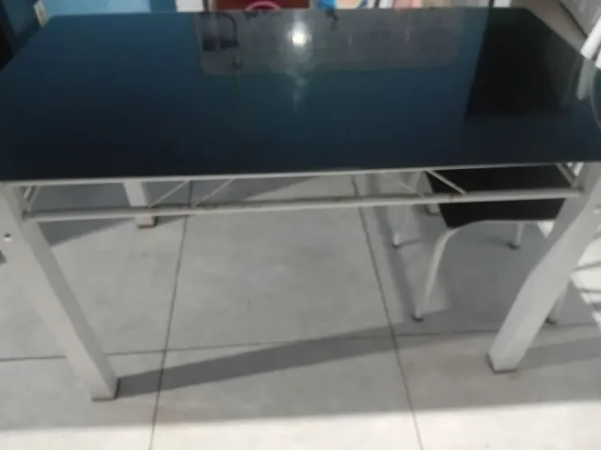 Vendo mesa com 4 cadeiras