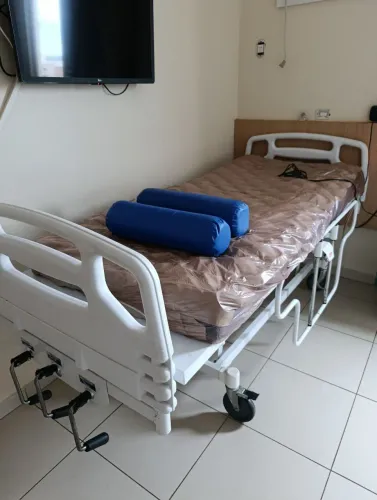 Cama hospitalar manual 3 alavancas e diversos acessórios 