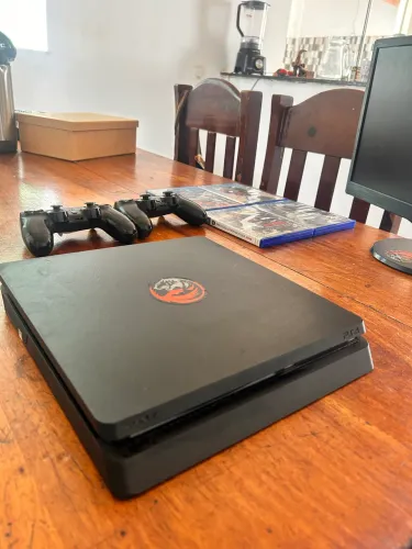 PS4 Slim 1 TB + 2 Controles + 4 Jogos