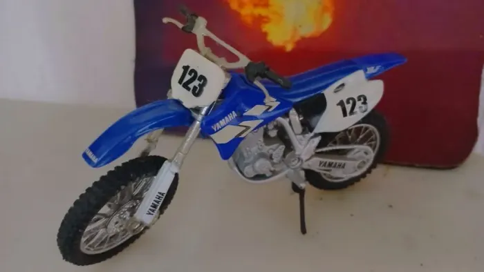 MINIATURA DA MOTO YAMAHA YZ 400F AZUL