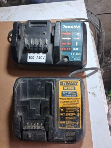 2 Carregadores de bateria Makita DeWALT