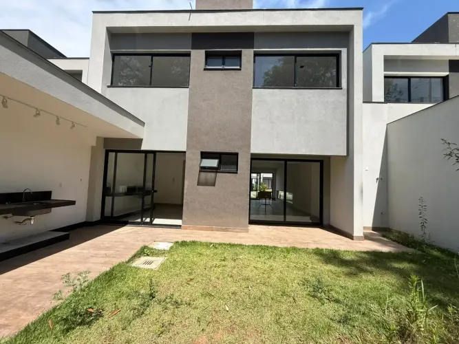 Casa com 3 quartos sendo 1 suíte 2 semi-suítes 4 banheiros 2 vagas