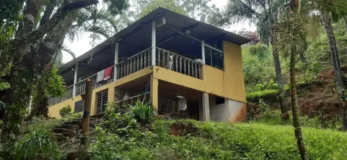 Chácara com escritura no Recreio do Porto, em Santa Branca (SP) - 700 m2 de terreno / pé n
