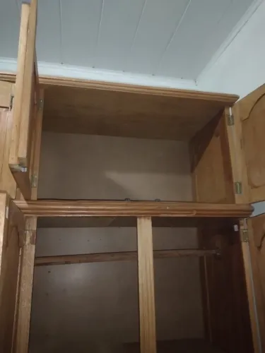 Vendo um guarda roupa de casal de cerejeira de seis potas precisa de pequenos reparos