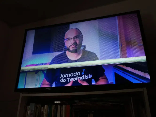 Vendo Tv LG 43 polegadas, com uma lista na tela que aparece e desaparece