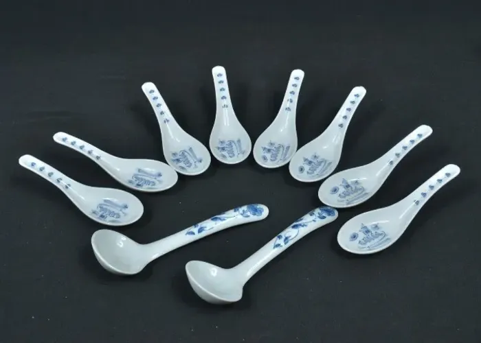 Conjunto Dez colheres orientais Porcelana branca decorada em azul com motivos florais*