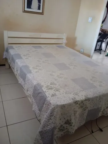 Cama casal de madeira (sem o colchão)