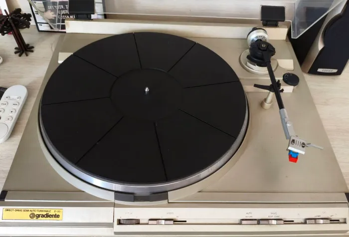 Toca discos Gradiente D20 direct-drive com amplificador.