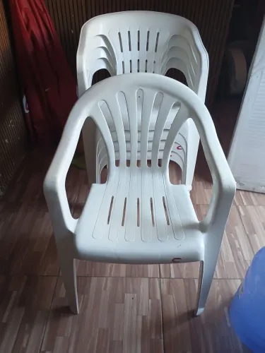 ||Vendo 5 Cadeiras Plástica 3Garrafões D'agua ||