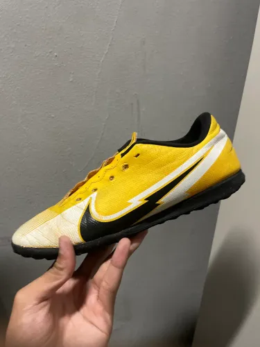 Chuteira Nike mercurial (número 38)