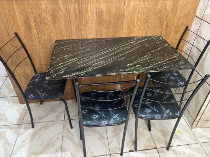 Vende-se mesa de 4 lugares, preta, intacta, não tenho nota fiscal *93