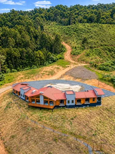 Casa de Serra com 06 suítes e cachoeira a 100 metros