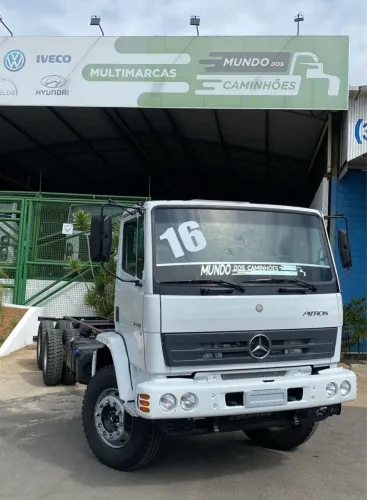 Caminhão traçado Mercedes Benz Atron 2729 6x4