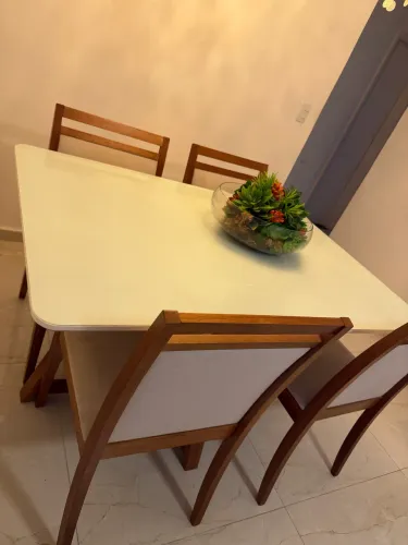 Mesa de Jantar 4 Lugares em Madeira com Tampo de Vidro Branco - Luxo