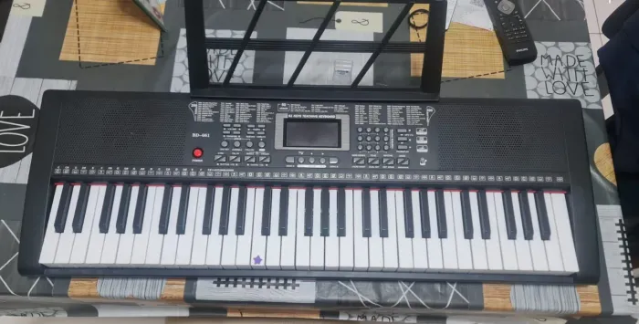 Teclado semi novo