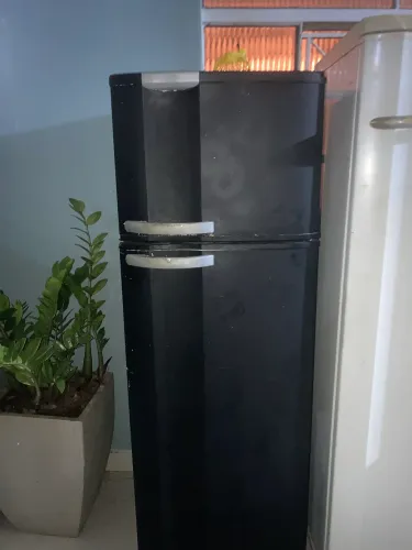 Geladeira FrostFree Eletrolux Preta