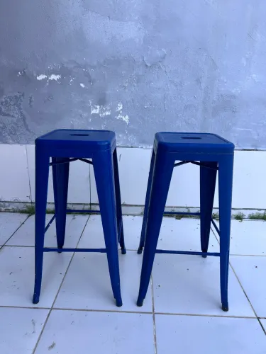 Banqueta azul de metal 