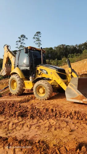 Retroescavadeira Caterpillar 416E 4x4 /2015