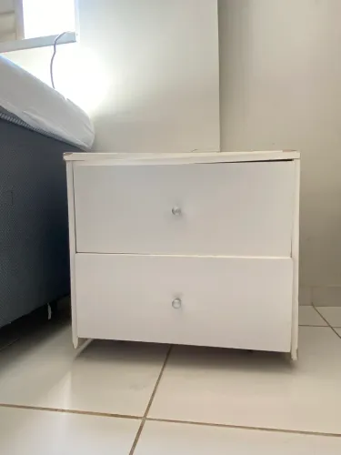 Criado mudo branco