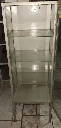 Vendo armário de aço e vidro.