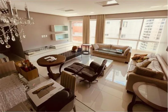 Vendo Apartamento três quartos, duas suítes,laser completo, amplamente reformado na rua 48