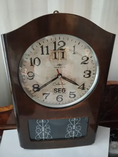 Relógio de parede em madeira calendário - veja o vídeo