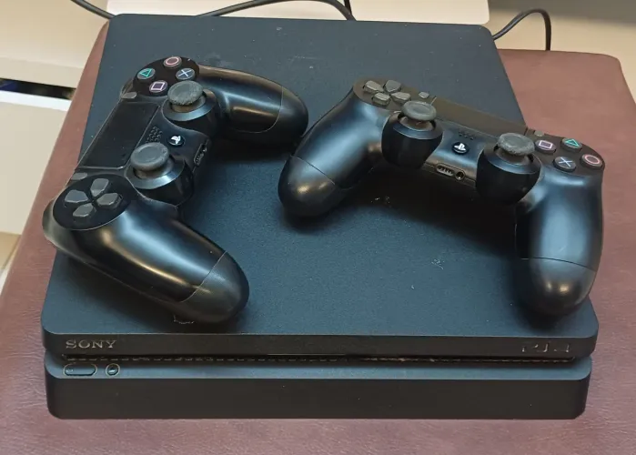 PS4 Slim com 2 controles originais Troco