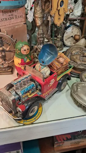 Carrinho Japonês em Lata Pinkee The Farmer medindo 23cm. Bela litografía. Faltando peças.