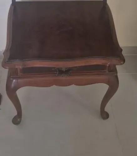 Mesa de cabeçeira de madeira