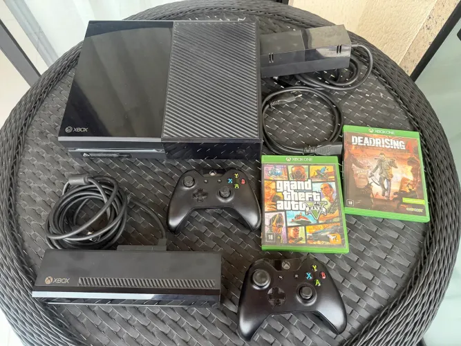XBOX ONE + KINECT + 2 CONTROLES + GTA V