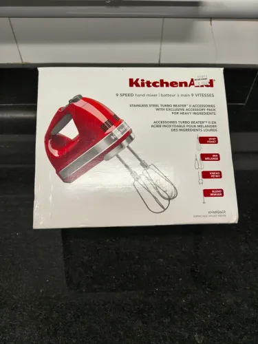 Batedeira de mão Kitchenaid KHM926ER com 9 velocidades.