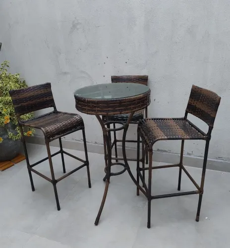 Bistrô em junco com três banquetas 