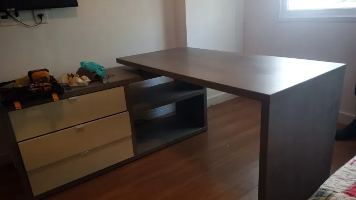 Mesa de escritório em L com gaveteiro - excelente estado