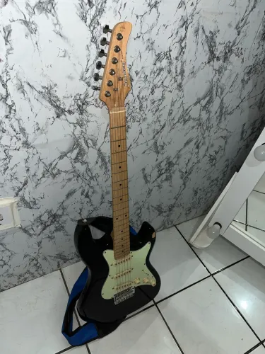 Guitarra Strinberg Stratocaster funcionando 100%. com marcas de uso . Acompanha cabo.