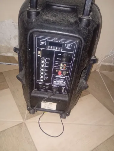Vendo caixa amplificada mondial para desapegar obs ela só funciona na tomada 