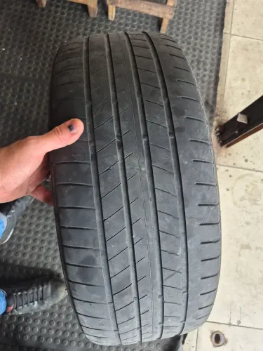 Um pneu 235/45/19 Bridgestone todo em ordem original não reaberto (170 em 2× no ct