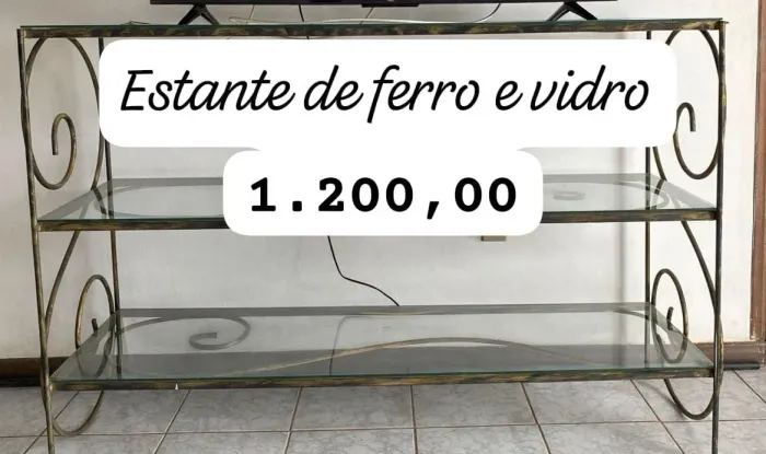 Estante de ferro é vidro