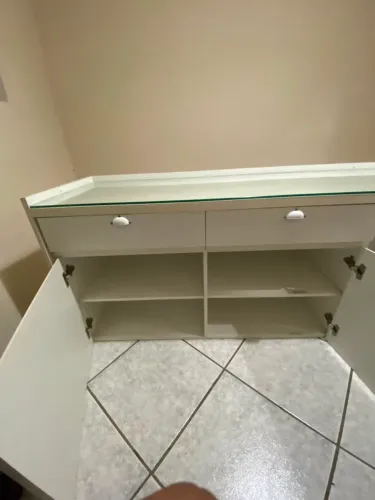 Mesa com compartimento