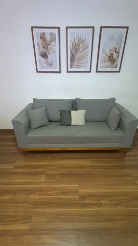 Sofá 3 Lugares Beny Base de Madeira Linho Cotton Cinza