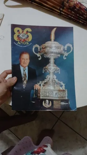 Revista Especial Corinthians 86 Anos (1996) - Alberto Dualib e Troféu Ramón de Carranza