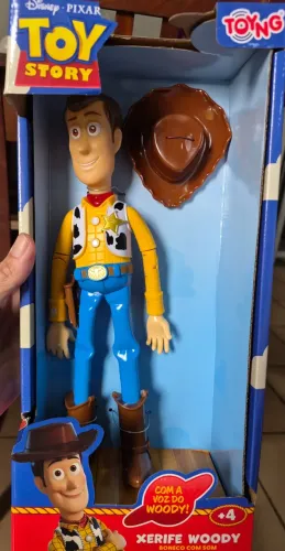 Figura do Xerife Woody do filme Toy Story 4 da marca Toyng Fala 14 frases em portugues