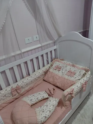BERÇO AMERICANO QUE VIRA CAMA COM CAPITONÊ