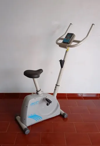 Bicicleta ergométrica vertical Caloi act clb 10 em bom estado. 